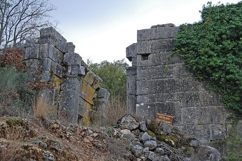 Руины ворот города 